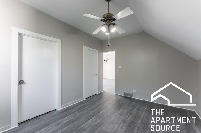 Building Photo - 2853 W Dickens Ave