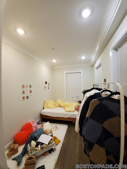 Building Photo - 79 Linden St