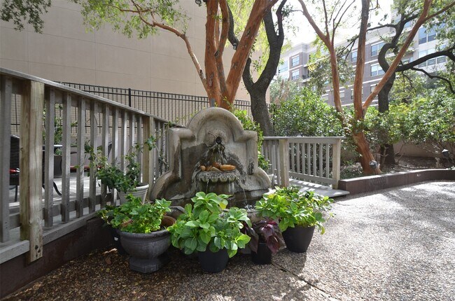 Building Photo - 5150 Hidalgo St