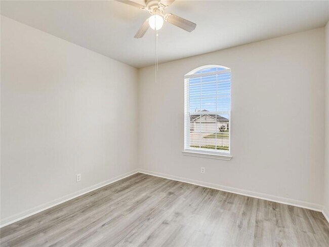 Building Photo - 305 Dana Dr
