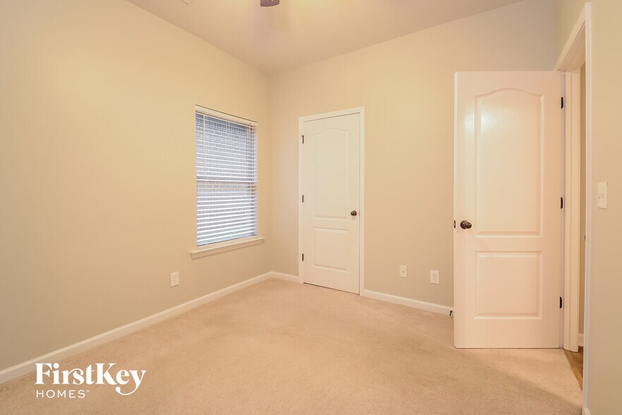 Building Photo - 1072 Pine Valley Dr