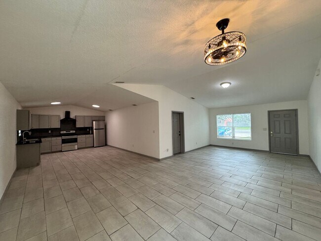 Building Photo - Beautiful 3 Bedroom, 2 Bathroom Home in De...