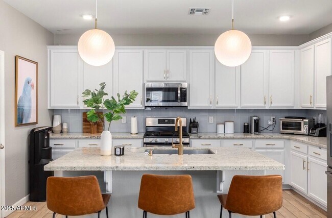 Building Photo - 155 W Jamaica Pl