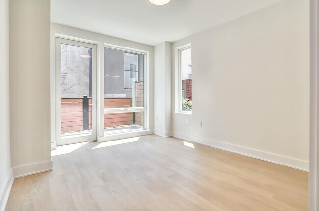 Building Photo - 303 Madison St