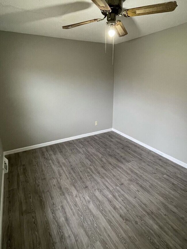 Building Photo - Split Level 3 bedroom 2 bath house with shed