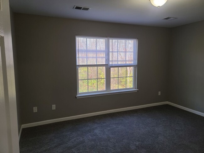 Building Photo - 3 Bedroom 2 1/2 bath townhouse in Waynesbo...