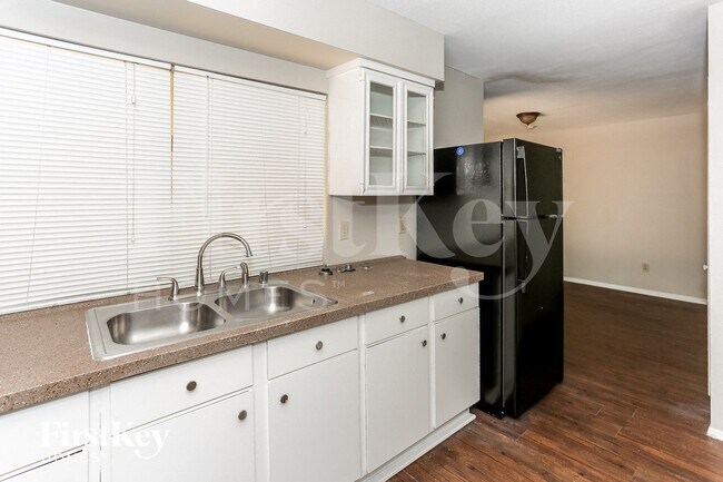 Building Photo - 302 Wildbriar Dr