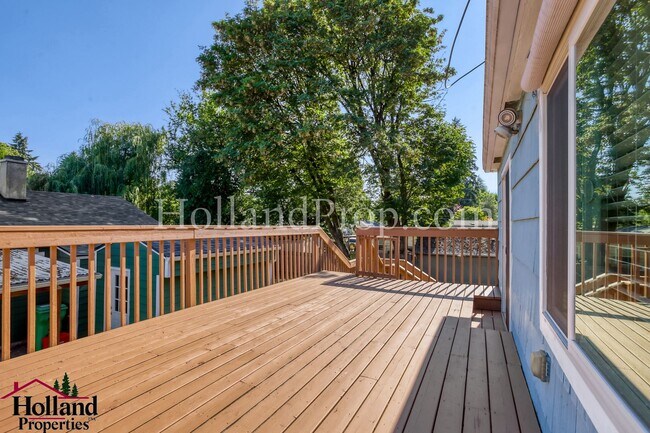 Building Photo - Charming 3-Bedroom Home in Highly Walkable Milwaukie Neighborhood!