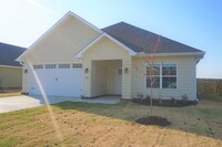 Building Photo - 3 Bedroom, 2 Bath Home with Privacy Fence ...