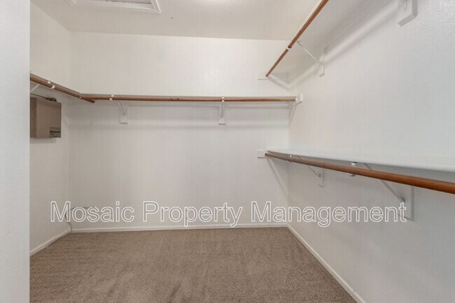 Building Photo - 1819 E Cascade Dr