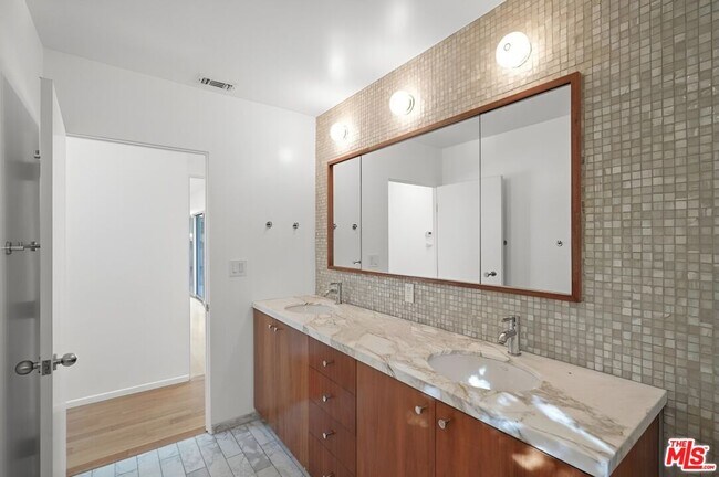 Building Photo - 1700 San Ysidro Dr