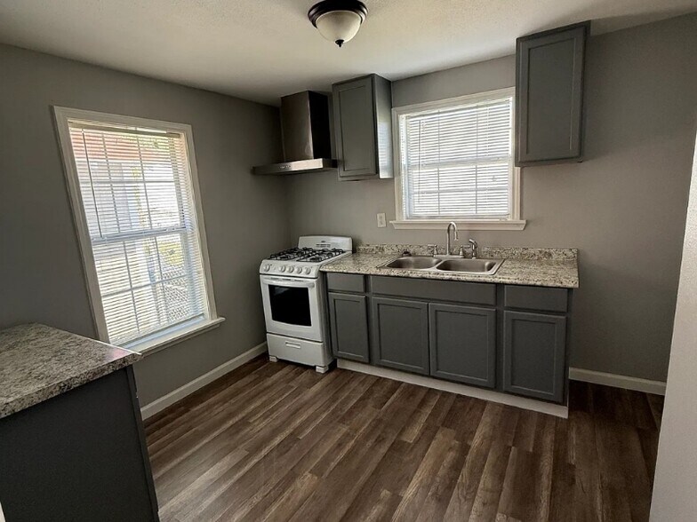 Building Photo - 3217 Stonewall St