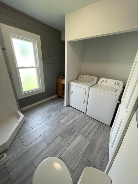 Building Photo - 513 4th Ave NW