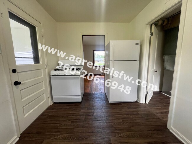 Building Photo - 2 Bedroom House