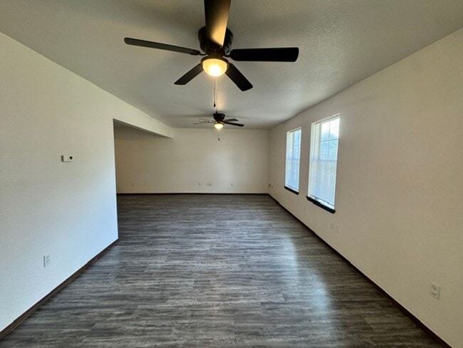 Building Photo - 3 bed 2 baths duplex for rent with all new goodness inside!  Just got a new roof and it is a grea...