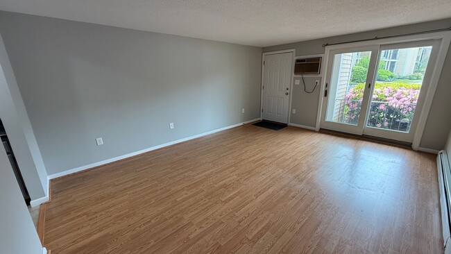 Building Photo - Walk to Downtown from this 1 Bedroom 1st F...