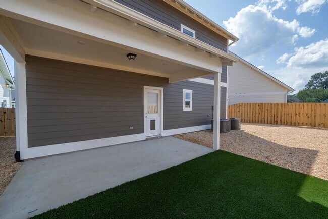 Building Photo - Spacious Home with Fenced Backyard!