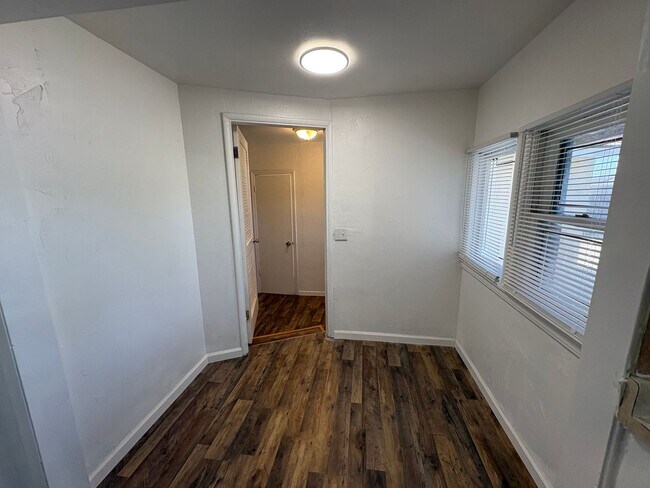 Building Photo - Cozy Home On Spacious Corner Lot Available Now in Dinuba CA!