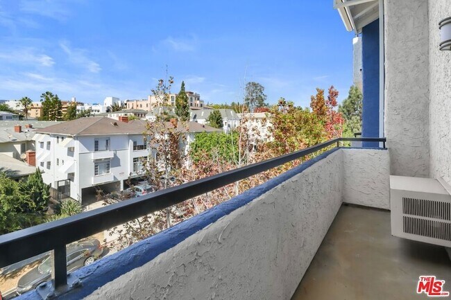 Building Photo - 10982 Roebling Ave