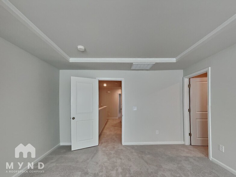 Building Photo - 212 Paramount Dr