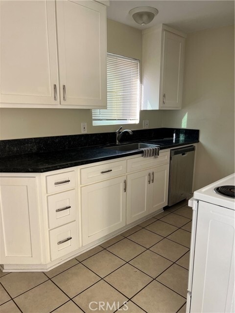 Building Photo - 3032 E 5th St