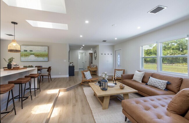 Building Photo - 16932 Aintree Dr W