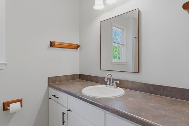 Building Photo - Charming Mount Pleasant Townhouse