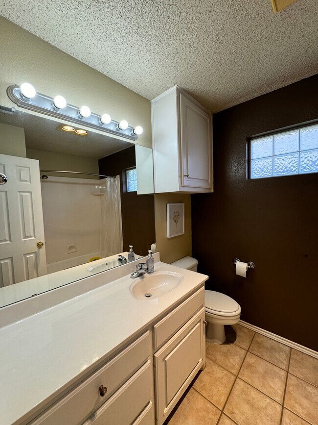 Building Photo - Available Soon 3 Bedroom 2 bath