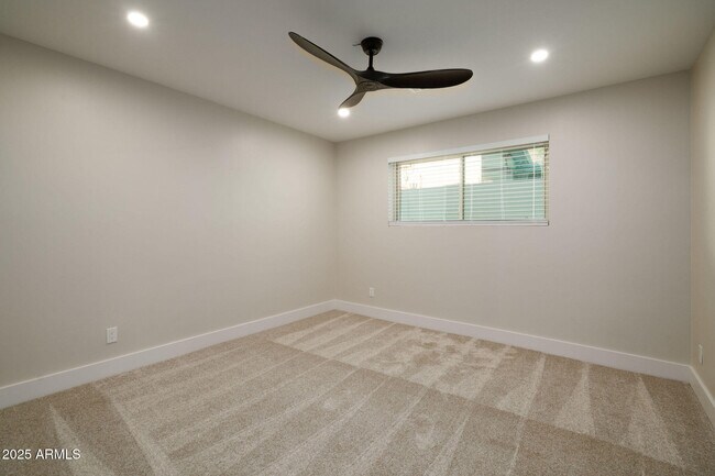 Building Photo - 2439 E Lincoln Cir