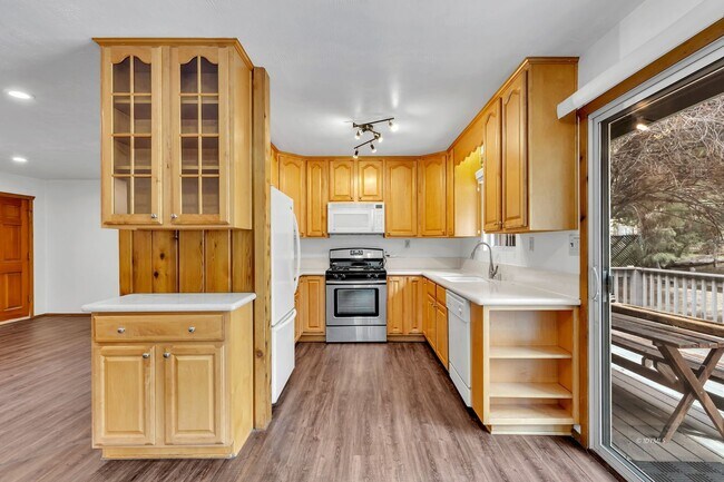 Building Photo - Mountain Lodge Home 1 Mile Away from the C...