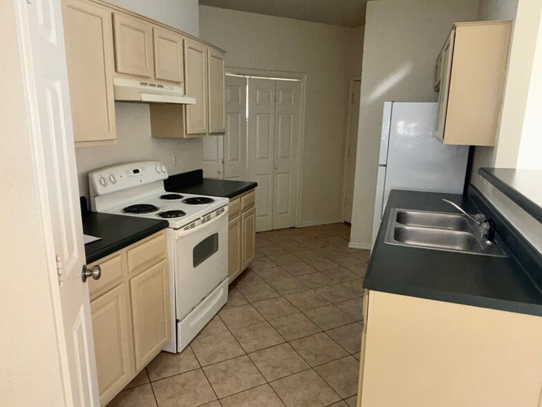 Building Photo - 2205 Garrett Dr