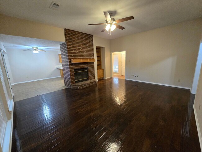 Building Photo - Bryan - 3 Bedroom - 2 Bath home with garag...