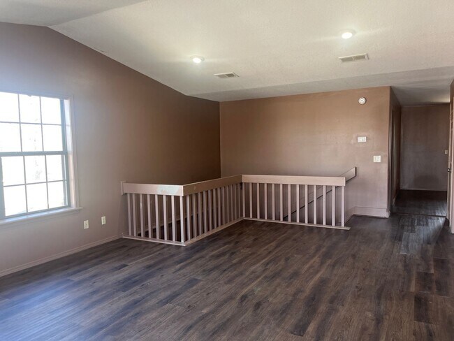 Building Photo - 317 W 16th Ct