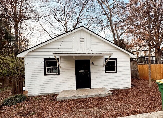 Building Photo - Charming 3-Bedroom Cottage in Normaltown –...