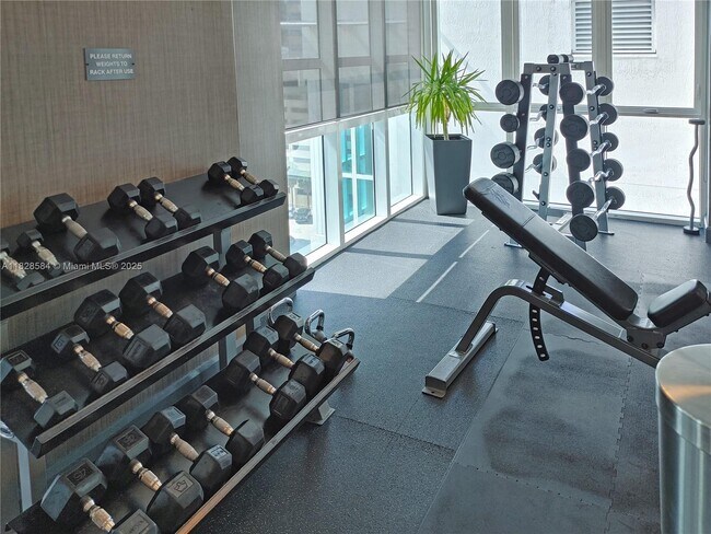 Building Photo - 950 Brickell Bay Dr