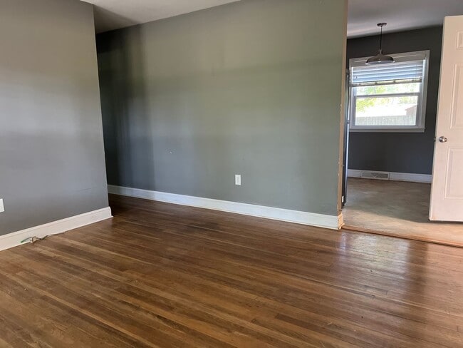 Building Photo - 3 bedroom 1 bath house & 1 car Garage