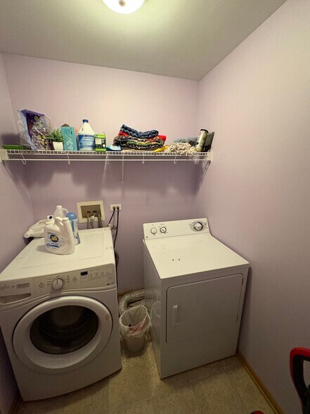 Laundry room on 2nd floor - 536 W Kristina Ln