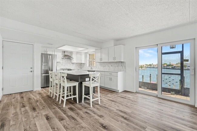 Building Photo - 8828 Bay Pointe Dr