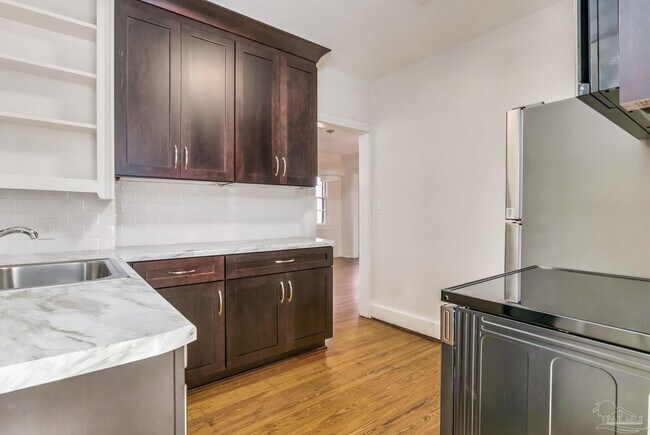 Building Photo - 1515 E Lakeview Ave