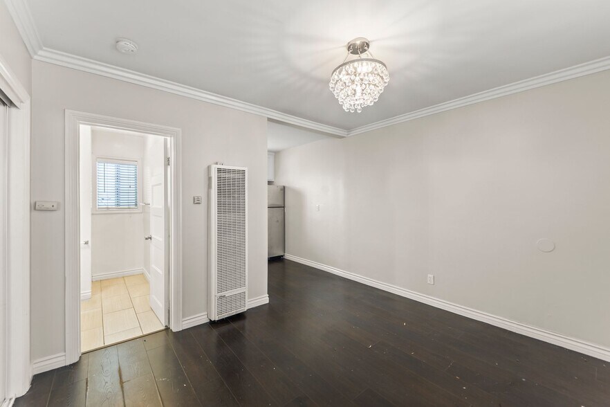 Building Photo - 4104 E 7th St