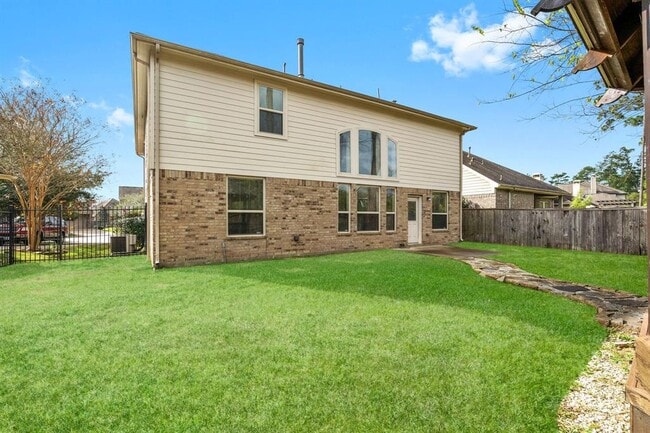 Building Photo - 10 Pintuck Pl
