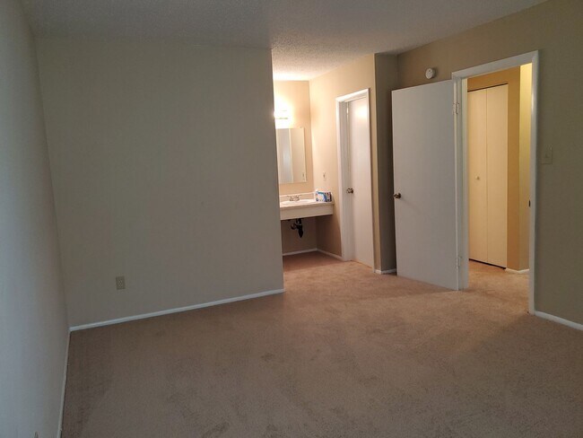 Building Photo - 327 Thalia Station Ct