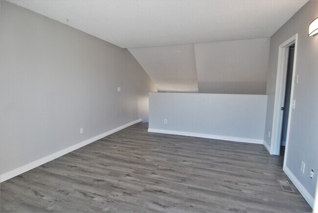 Building Photo - 746 N Eucalyptus Ave