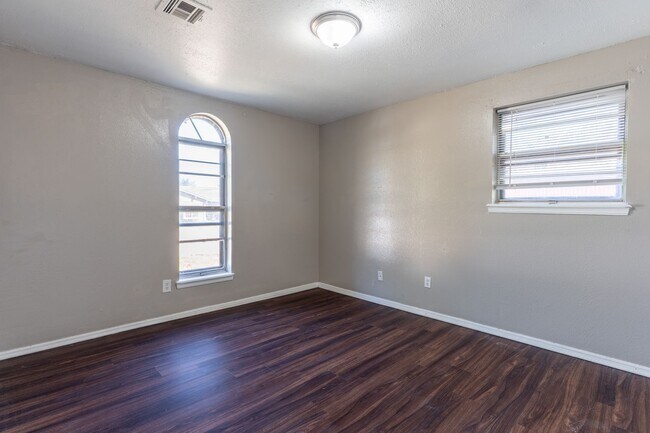 Building Photo - Charming 5-bedroom, 1.5-bathroom home