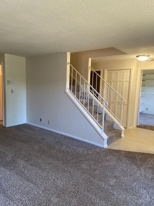 Building Photo - DECEMBER RENT FREE!