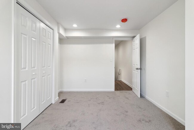 Building Photo - 912 N Milton Ave