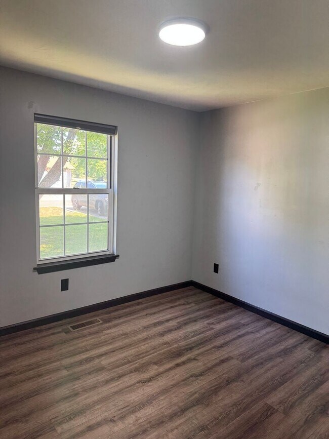 Building Photo - 3 Bedroom | 2 Bathroom | 2 Car garage | La...