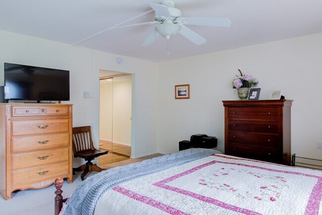 Building Photo - 5500 Paseo Del Lago W