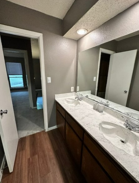 Building Photo - 146 S Las Vegas Trail