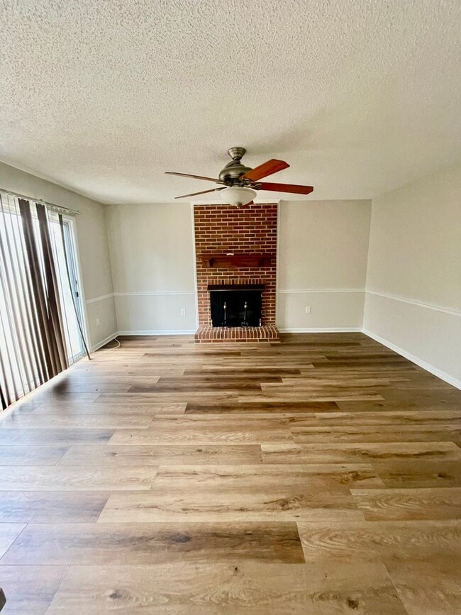 Building Photo - Welcome to this beautiful 5-bedroom, 2.5 bathroom home located in the vibrant city of Charlotte, NC